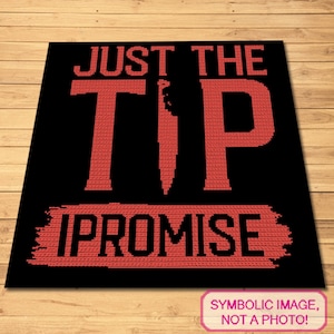 Può includere: Tappeto rettangolare nero con le parole "JUST THE TIP I PROMISE" in rosso. La parola "TIP" ha una grafica di coltello al centro. Il tappeto è su una superficie di legno.
