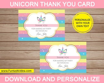 Puede incluir: Dos tarjetas de agradecimiento imprimibles con un unicornio sobre un fondo de arcoíris. El texto de la tarjeta dice "¡Gracias por hacer mi fiesta tan mágica! Con cariño, Julie".