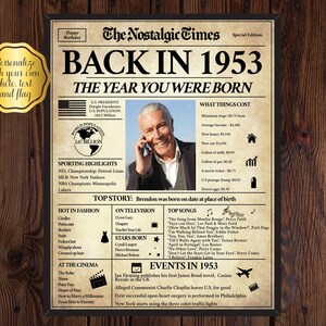 Puede incluir: Un póster vintage de estilo periódico con el titular "Back in 1953 The Year You Were Born". El póster presenta una foto de un hombre mayor, una lista de eventos de 1953 y una sección titulada "What Things Cost" con precios de artículos como una casa nueva, un galón de leche y una entrada de cine.
