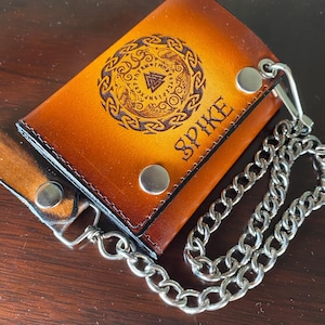 Cartera vikinga personalizada para hombre, de mitología nórdica. Ideal como regalo para el Día del Padre. Cartera de cuero con cadena y brújula, con diseño o texto grabado personalizado.
