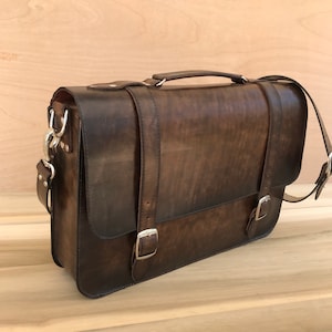 Gepersonaliseerde leren messengertas/rustieke laptoptas/Vaderdagcadeau/leren aktetas heren/cadeau bruidsjonkers/Leren schooltas/handgemaakte tas