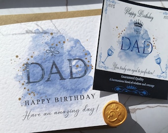 Könnte beinhalten: Eine blaue und goldene Aquarell-Geburtstagskarte mit dem Wort "DAD" und dem Text "Happy Birthday Have an amazing day!" Die Karte hat ein goldenes Siegel.
