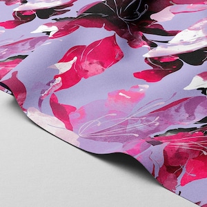 Puede incluir: Una tela morada con un estampado floral de acuarela con flores rosas, negras y blancas.