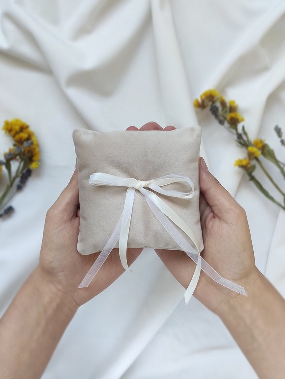 Amazon.com: Framendino, White Heart Shape Wedding Ring Pillow Elegant  Decoration Ring Cushion Bearer Box with Ribbon Bowknot : Home & Kitchen