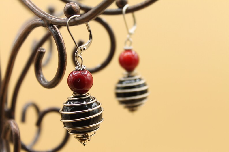 Multicolor single strand necklace Onyx and Coral gemstones.