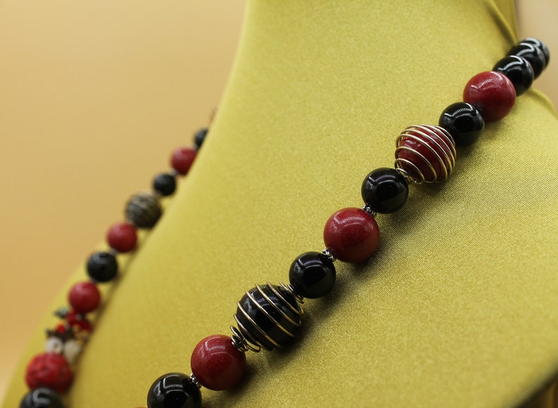 Multicolor single strand necklace Onyx and Coral gemstones.