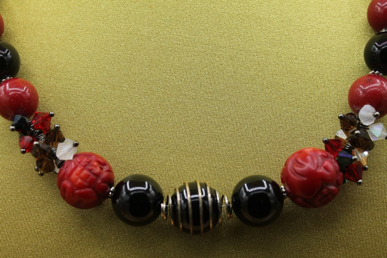 Multicolor single strand necklace Onyx and Coral gemstones.