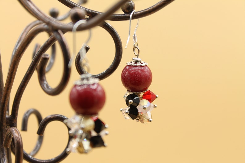 Multicolor single strand necklace Onyx and Coral gemstones.