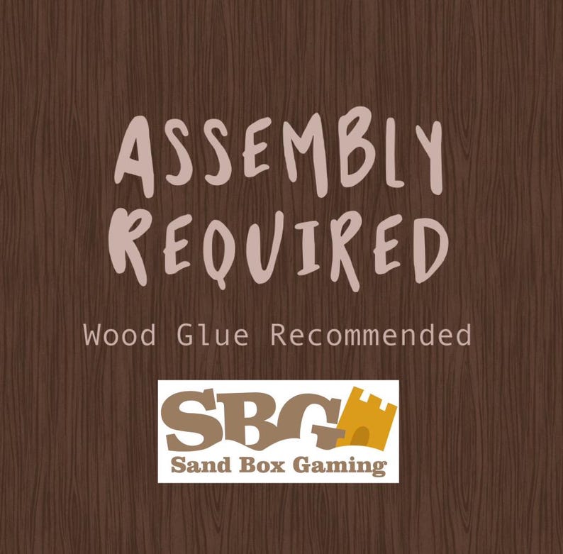 Może przedstawiać: Drewniany zestaw do samodzielnego montażu z napisem "Assembly Required" i "Wood Glue Recommended". Zestaw pochodzi od Sand Box Gaming, firmy produkującej drewniane zestawy do samodzielnego montażu.