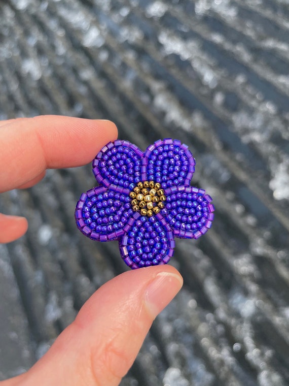 Beaded flower brooch deals