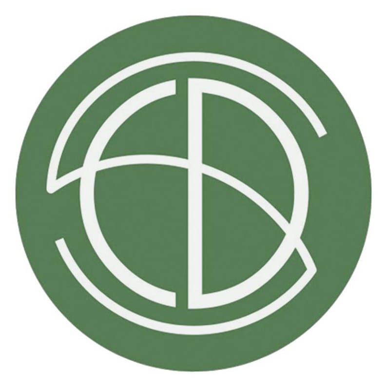 Pu&ograve; includere: Un logo circolare con uno sfondo verde salvia a tinta unita e un design a linee bianche al centro. Il disegno &egrave; composto da una lettera S stilizzata intrecciata con una linea verticale e una forma curva, formando un emblema geometrico.