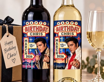 Può includere: Due bottiglie di vino in vetro con etichette personalizzate dal design vintage. Le etichette riportano la scritta Happy Birthday Chris, March 13th 2026, e l'immagine di un artista che ricorda Elvis Presley. Una bottiglia contiene vino rosso, l'altra bianco.