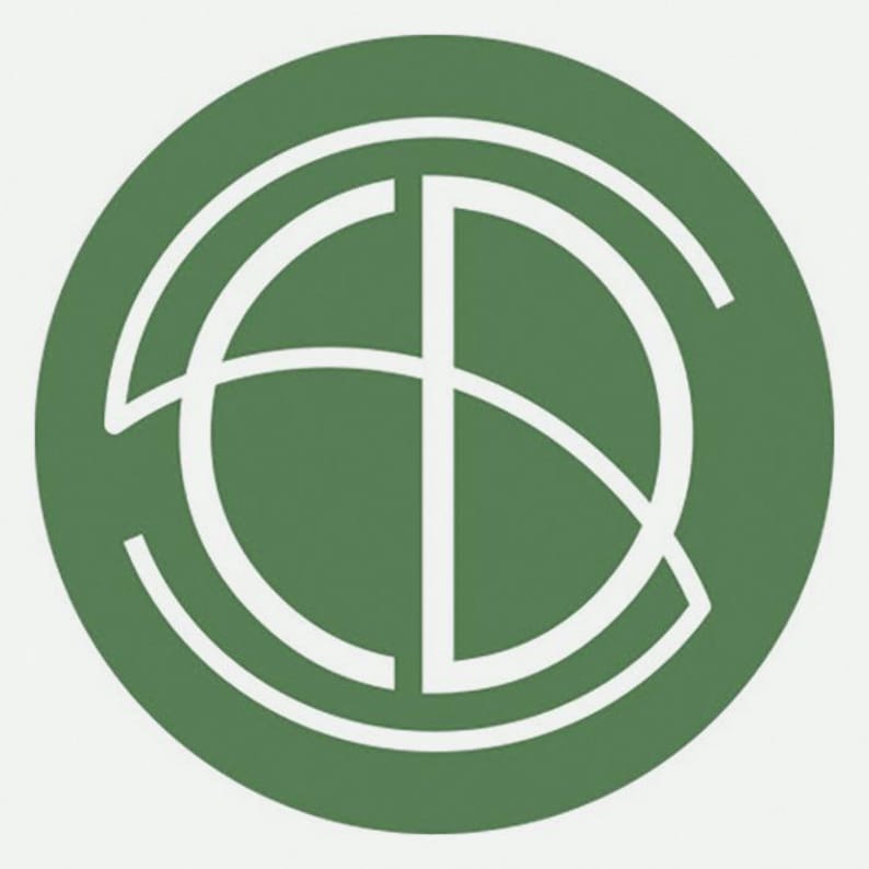 Puede incluir: Un dise&ntilde;o de logotipo circular con un monograma blanco sobre un fondo verde. El monograma parece estar compuesto por las letras "S", "D" y "B", con l&iacute;neas curvas y rectas que forman el dise&ntilde;o. El logotipo es simple y moderno.