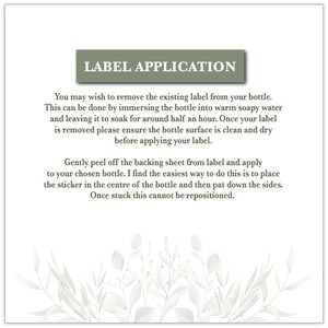 Puede incluir: Un fondo blanco con instrucciones para la aplicaci&oacute;n de etiquetas. El texto incluye pasos para quitar etiquetas viejas y aplicar nuevas, con un borde floral decorativo. El t&iacute;tulo dice "LABEL APPLICATION".