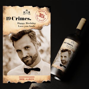 Puede incluir: Una botella de vino personalizada con una etiqueta en tonos sepia. La etiqueta presenta el retrato de un hombre, el texto "19 Crimes" y deseos de cumplea&ntilde;os. La etiqueta tambi&eacute;n incluye el texto "Based on Real Events" y el a&ntilde;o "2026."
