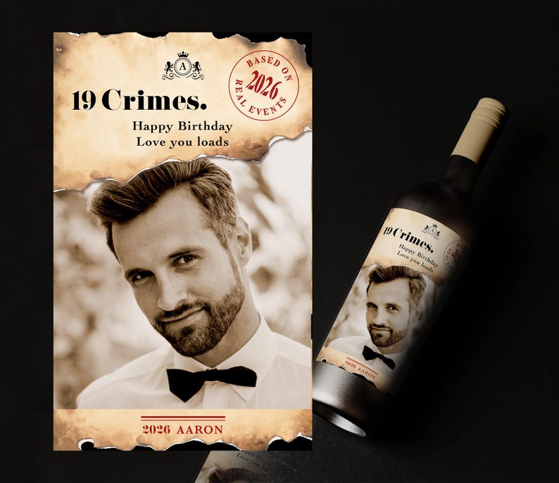 Puede incluir: Una botella de vino personalizada con una etiqueta en tonos sepia. La etiqueta presenta el retrato de un hombre, el texto "19 Crimes" y deseos de cumplea&ntilde;os. La etiqueta tambi&eacute;n incluye el texto "Based on Real Events" y el a&ntilde;o "2026."