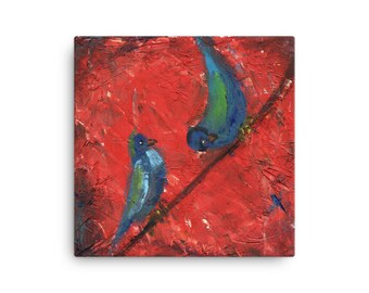 Könnte beinhalten: Zwei blaue Vögel mit grünen Akzenten sitzen auf einem Ast vor einem roten Hintergrund. Die Vögel sind in einem lockeren, impressionistischen Stil gemalt.