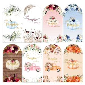 Könnte beinhalten: Acht bogenförmige, rechteckige Anhänger mit Aquarellmotiven von Kürbissen, Blumenarrangements und Lastwagen. Jeder Anhänger enthält den goldenen Schriftzug 'a little Pumpkin is on the way' in verschiedenen Farbpaletten wie Rosa, Blau und Orange.