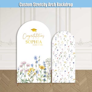 Könnte beinhalten: Individuelle, dehnbare Bogen-Hintergründe. Ein Hintergrund zeigt ein Blumendesign mit dem Text "Herzlichen Glückwunsch SOPHIA KLASSE VON 2026" und einer Abschlusskappe. Der andere Hintergrund hat ein Blumenmuster. Beide sind weiß mit einem goldenen Rahmen.