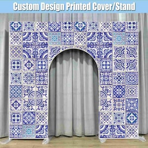 Pode incluir: Um fundo de azulejos azuis e brancos com um arco, perfeito para um photo booth de casamento ou festa.