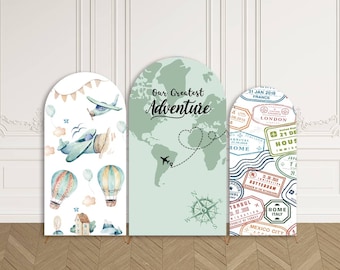 Pode incluir: Três fundos arqueados de tecido com designs de temática de viagem. O painel esquerdo mostra aviões e balões de ar quente. O painel central exibe um mapa-múndi com o texto Our Greatest Adventure. O painel direito apresenta vários carimbos de viagem.