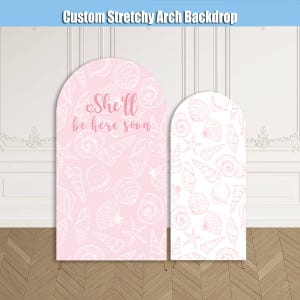 Pode incluir: Um conjunto de três canecas de cerâmica com acabamento fosco e salpicado. As canecas são em tons de creme, cinza claro e cinza escuro. Cada caneca tem um design simples e minimalista e uma alça arredondada.