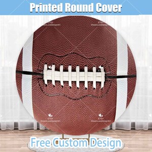 Könnte beinhalten: Eine runde Abdeckung in Form eines Fußballs in Braun und Weiß mit weißen Schnürsenkeln. Die Abdeckung trägt den Text "Printed Round Cover" oben und "Free Custom Design" unten.