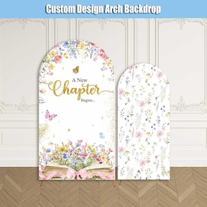Puede incluir: Dos fondos arqueados con diseño floral sobre fondo blanco. El arco más grande muestra un libro abierto con flores silvestres coloridas, mariposas y el texto dorado A New Chapter Begins. El arco más pequeño tiene un patrón floral repetido.