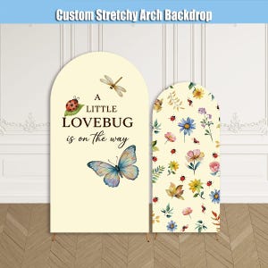Puede incluir: Dos fondos de arco elásticos personalizados. Uno presenta una mariposa, una mariquita, una libélula y el texto "A LITTLE LOVEBUG is on the way". El otro tiene un estampado floral con mariquitas. Ambos son de color crema con patas finas y oscuras.