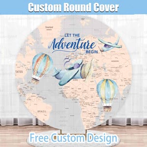 Peut inclure: Un fond de scène rond avec une carte du monde ornée d'illustrations à l'aquarelle de montgolfières et d'avions. Le texte "LET THE ADVENTURE BEGIN" est affiché dans une écriture élégante. La bannière supérieure indique "Custom Round Cover" et la bannière inférieure indique "Free Custom Design".