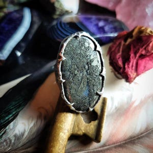 Oude ring met zilveren roos