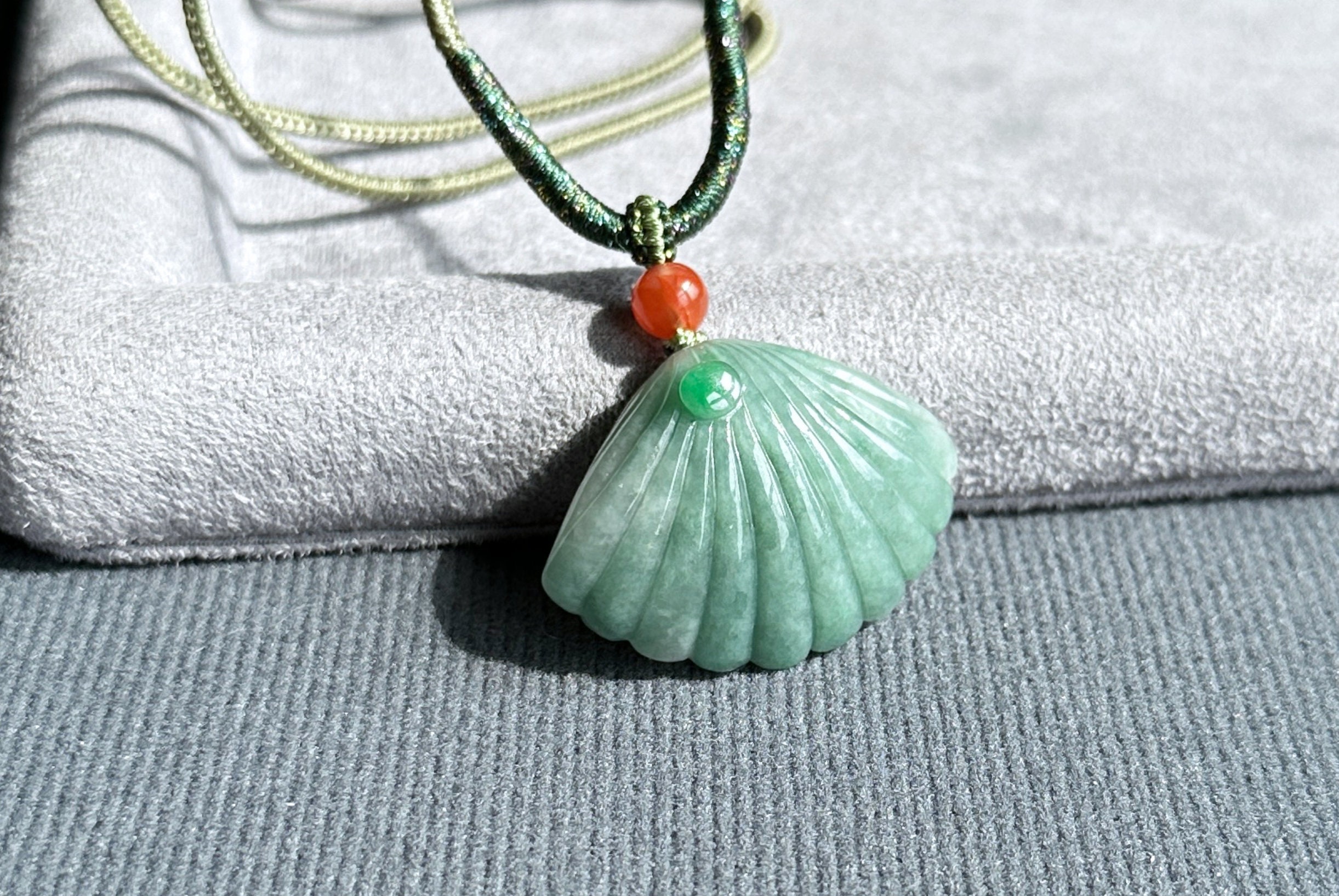 Jade necklace with shell pendant discount