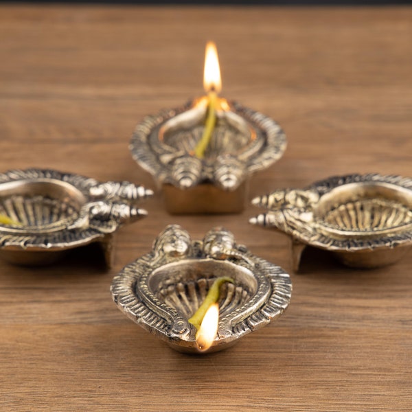Indischer Messing Lakshmi Ganesha Diya 4er Set; Traditionelle Diwali Dekorationen