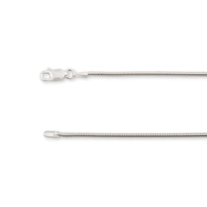 Puede incluir: Un collar de cadena de serpiente de plata con cierre de langosta.