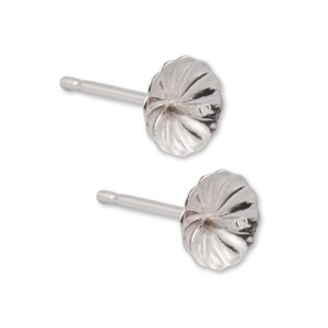 Könnte beinhalten: Ein Paar silberne Ohrstecker mit einem gewellten Design. Die Stecker sind so konzipiert, dass sie einen Anhänger oder anderen Schmuck halten.
