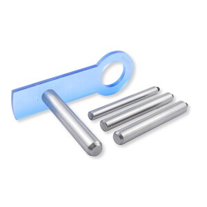 Könnte beinhalten: Ein blauer, durchscheinender Acrylgriff mit einer kreisförmigen Öffnung und einem befestigten Metallzylinder, begleitet von drei weiteren separaten Metallzylindern. Der Griff weist eingeprägten Text nahe der kreisförmigen Öffnung auf.