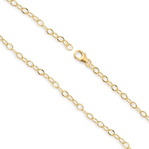 Könnte beinhalten: Eine goldfarbene Halskette mit einem ovalen Kettendesign. Die Halskette hat einen Karabinerverschluss. Die Glieder haben ein strukturiertes, diamantgeschliffenes Muster. Der Schmuck wird vor weißem Hintergrund präsentiert.