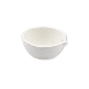Op de afbeelding: Een witte, gespikkelde, komvormige smeltkroes met een ruwe, poreuze textuur en een kleine schenktuit aan de rechterkant. Het vat heeft een brede opening en een afgeronde bodem, ontworpen voor smeltprocessen bij hoge temperaturen in laboratoria.