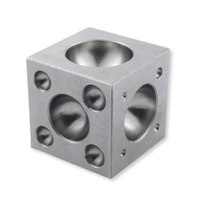 Peut inclure: Un cube de formage en métal argenté présentant de multiples indentations hémisphériques de tailles variées sur ses faces supérieure et latérales. Le bloc possède une finition brossée lisse et une forme cubique, avec plusieurs creux concaves destinés au façonnage de pièces métalliques.