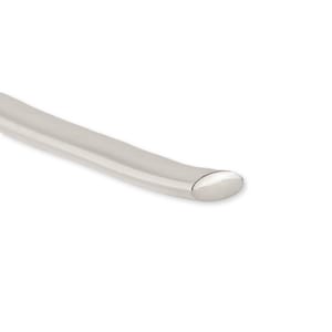 Puede incluir: Primer plano de un alambre metálico redondeado plateado.