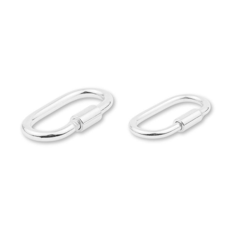 K&ouml;nnte beinhalten: Zwei silberfarbene ovale Karabinerhaken mit Schraubverschlussmechanismen vor wei&szlig;em Hintergrund. Diese Karabiner werden oft zum Befestigen von Gegenst&auml;nden verwendet. Sie sind aus Metall.