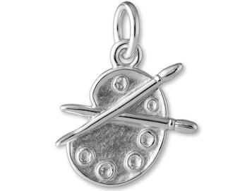 Può includere: Un ciondolo in metallo color argento a forma di tavolozza da pittore con due pennelli incrociati sopra. La tavolozza presenta cinque rientranze circolari e include un piccolo anello di giunzione circolare in alto per l'aggancio.