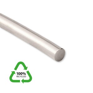 Puede incluir: Una varilla de metal plateado con un extremo redondeado. La varilla está hecha de materiales 100% reciclados.
