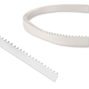 Puede incluir: Una hoja de sierra de cinta dentada de color plateado. La hoja es curva y tiene un respaldo blanco.