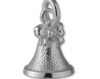 Puede incluir: Un dije de plata pulida con forma de campana, que presenta una superficie texturizada en el cuerpo y un lazo liso y detallado atado en la parte superior. La campana incluye una argolla circular unida al lazo para colgarla.