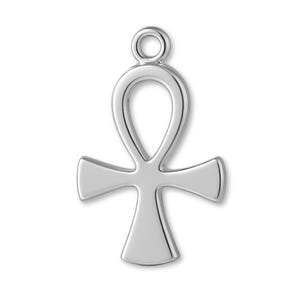 Può includere: Un ciondolo ankh in metallo color argento lucido con una superficie liscia e riflettente e un occhiello circolare sulla parte superiore per l'aggancio. Il ciondolo ha una classica forma a croce con un'asola a goccia.