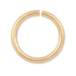 Op de afbeelding: Gouden springring, een rond stuk metaal met een opening, gebruikt voor het maken van sieraden.