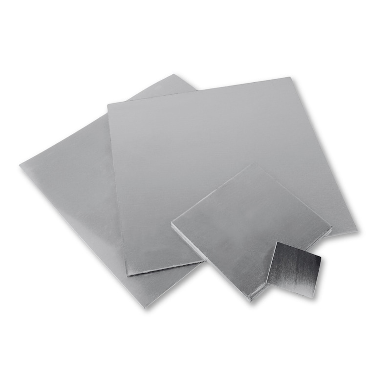 Op de afbeelding: Drie zilveren metalen platen in verschillende maten. De platen zijn glad en hebben een metallic glans.