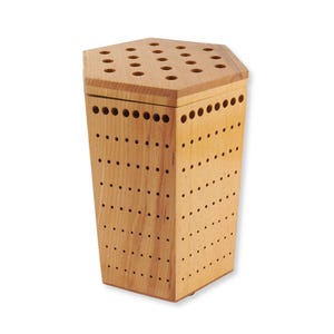 Peut inclure: Un organisateur hexagonal en bois doté d'un dessus plat avec de multiples trous circulaires et des côtés verticaux perforés de rangées de petits trous régulièrement espacés. Le grain du bois clair est visible sur toute la structure.