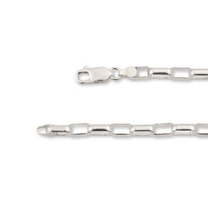 Op de afbeelding: Een zilveren ketting met een box chain-ontwerp. De ketting is gemaakt van gepolijst zilver en heeft een karabijn sluiting.